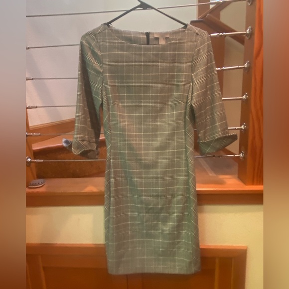 H&M Dresses & Skirts - H&M Classic fitted mid dress. Size 2. Plaid type print.